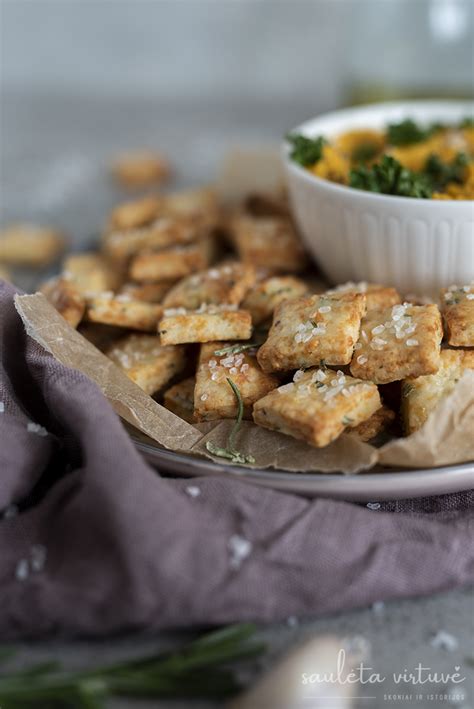 česnakiniai sūrio krekeriai su rozmarinais