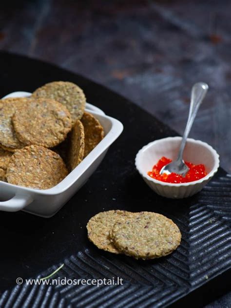 moliūgų sėklų ir saulėgrąžų krekeriai ant padėklo