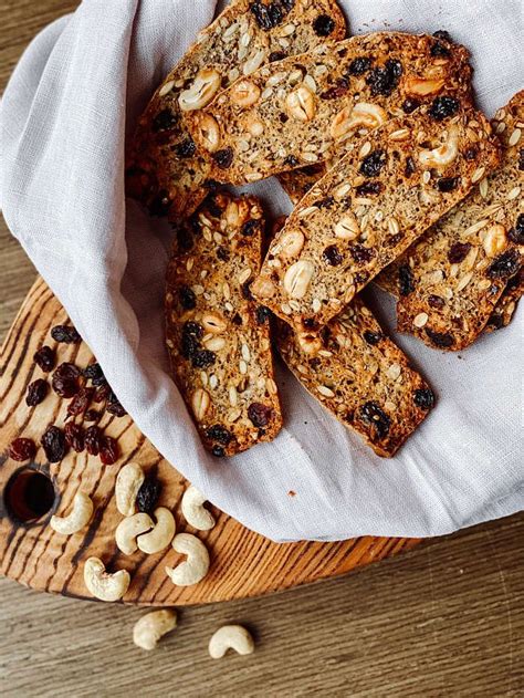 veganiški krekeriai su įvairiais riešutais ir sėklomis