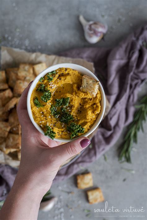 lėkštė su morkų humusu ir naminių krekerių