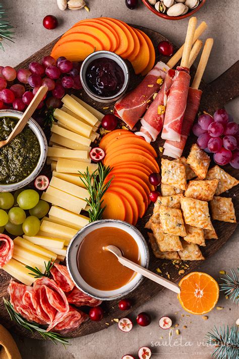 sūrio krekeriai su rozmarinais ant užkandžių lentos