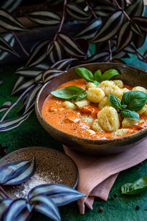 Dubuo su kreminės pomidorų sriubos ir baziliko papuošimu