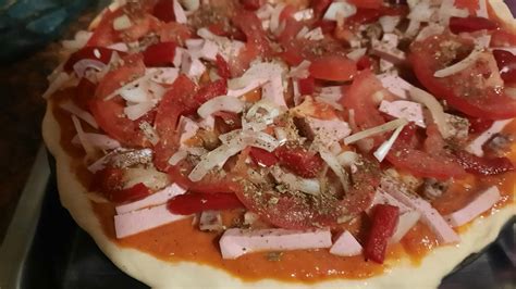 Naminė pica su pomidorų padažu ir ingredientais