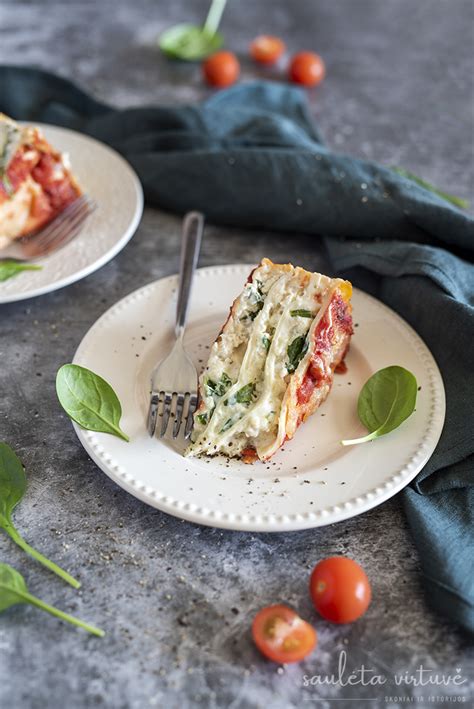 Lietinių blynų su vištiena ir pomidorų padažu kepimas orkaitėje