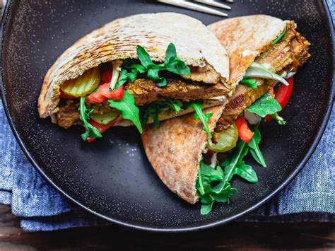 Jautienos Fajitas su tortilijomis ir padažais.