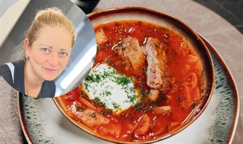 Lėkštė tradicinių ukrainietiškų barščių su mėsa ir grietine