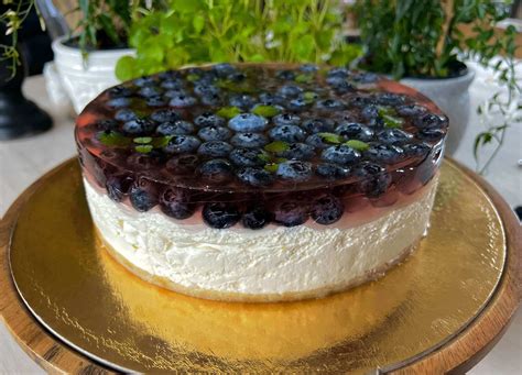 Sluoksniuotas nekeptas Oreo tortas su trupiniais ant viršaus