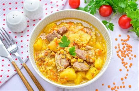 Asorti kukulių lėkštė su įvairiais ingredientais: mėsa, lęšiai, bulvės ir padažai