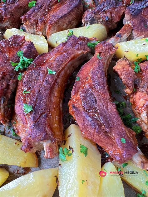 Paruošti kiaulienos šonkauliukai su barbekiu padažu