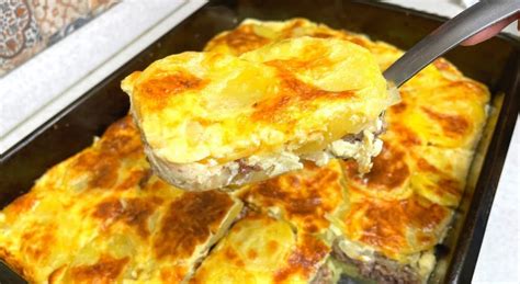 Sluoksniuotas mėsos ir bulvių patiekalas prieš kepimą