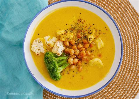 Aromatingas avinžirnių karis su daržovėmis