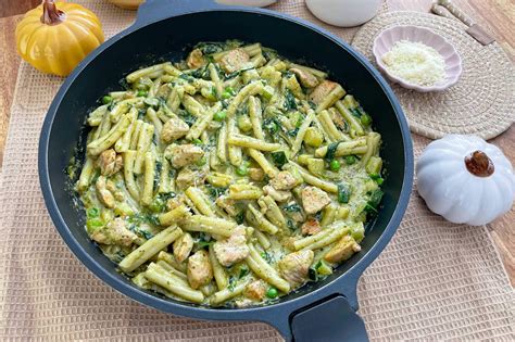 Sotūs makaronai su pesto padažu ir vištiena