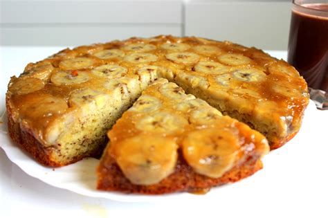 Bananų pyragas su karamelizuotu viršumi, paruoštas patiekti