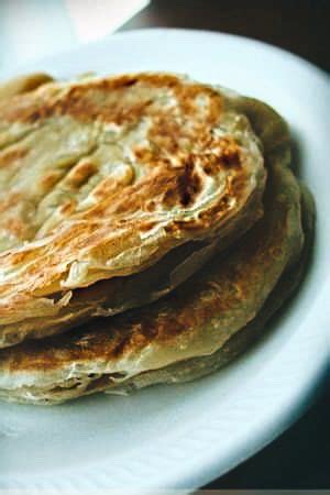 Šviežiai kepta Indiška Paratha duona su sviestu