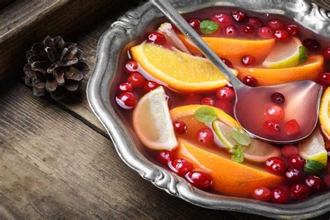Įvairių rūšių punšas su prieskoniais ir citrusais