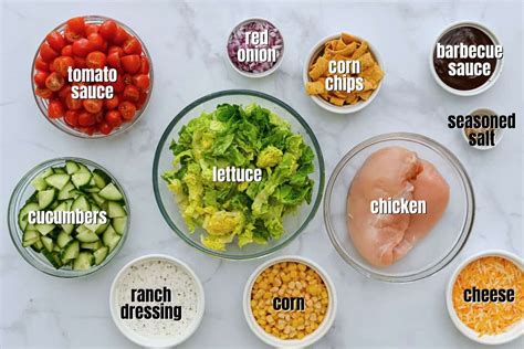 Salotų padažo ingredientai dubenėlyje