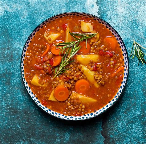 Įvairūs patiekalai su konservuotais lęšiais