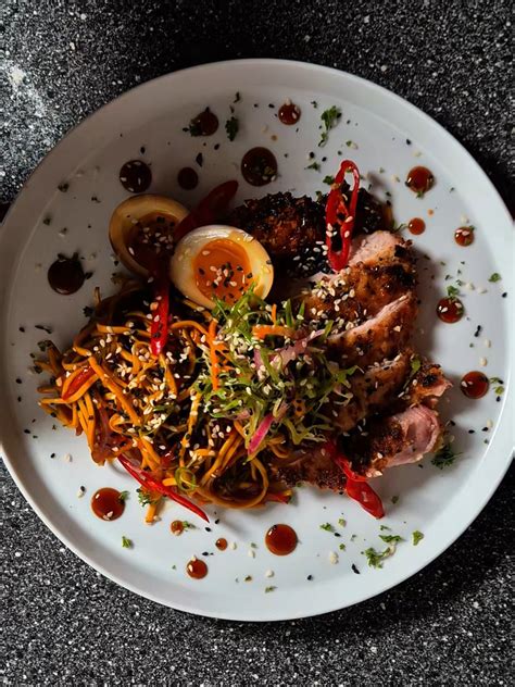 Teriyaki padažo ingredientai ir gatavas padažas