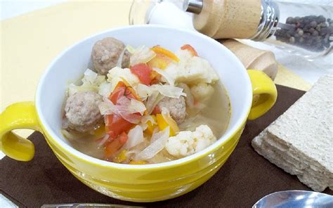 Indelis su sriuba ir mėsos kukuliukais