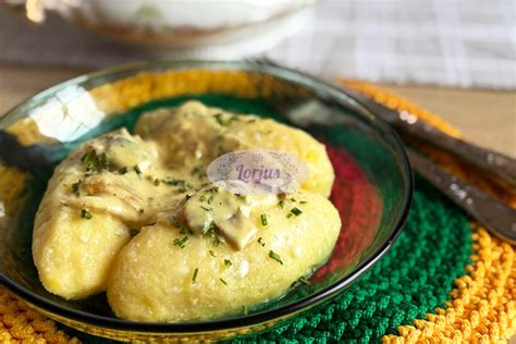 Įvairių formų ir įdarų cepelinai lėkštėje