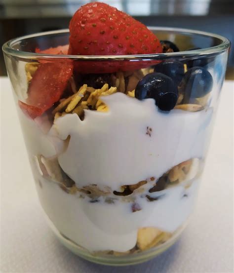 Sluoksniuoto deserto su granola ir jogurtu gaminimo procesas