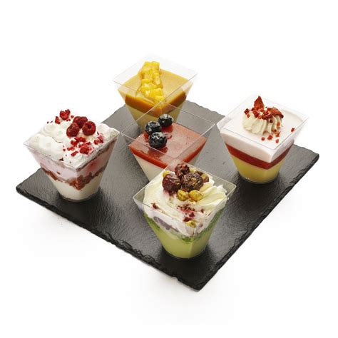 Įvairių mini desertų ingredientų rinkinys