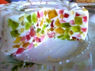 Įvairių spalvų želė gabalėliai ir kiti ingredientai tortui 