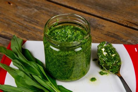 Ingredientų paruošimas ant pjaustymo lentos: supjaustyti pievagrybiai, svogūnas ir česnakas