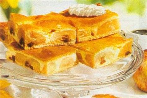 Klasikinio obuolių pyrago su razinomis gabalėlis