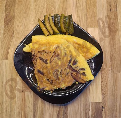 Grybų omletas lėkštėje