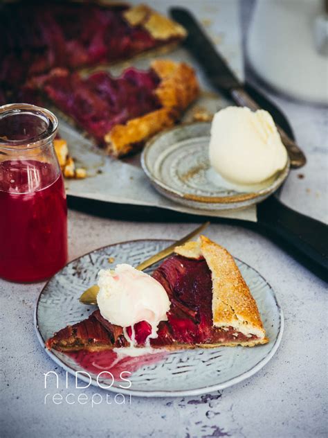 Rabarbarų galetė su riešutais