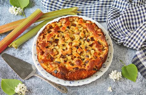 Pyragas su karamelizuotais rabarbarais