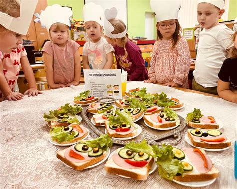 vaikai gaminantys sveikuoliškus sumuštinius