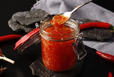 naminis saldus aitriųjų paprikų padažas stiklainiuke