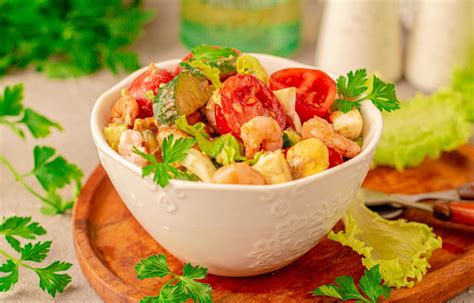 Įvairių daržovių ir prieskonių derinys makaronams su krevetėmis