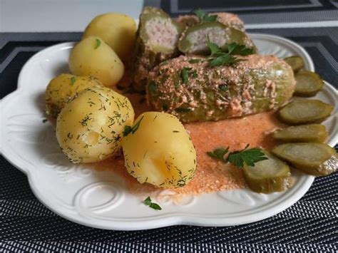 Kepti farširuoti agurkai su mėsa