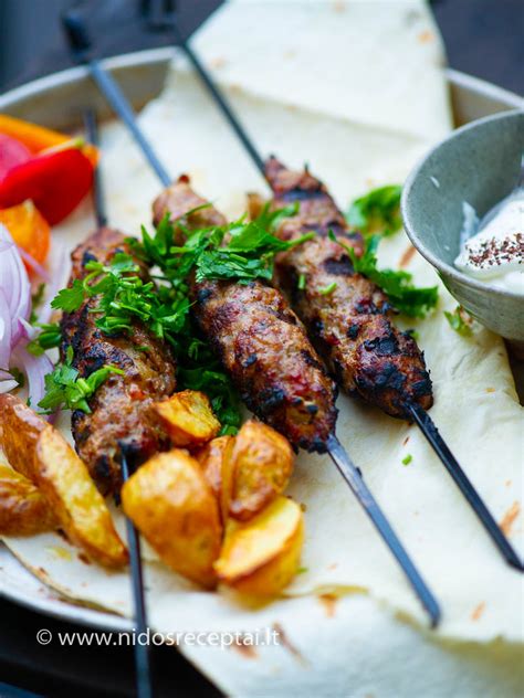 Artimųjų Rytų kebabai su jogurtiniu padašu