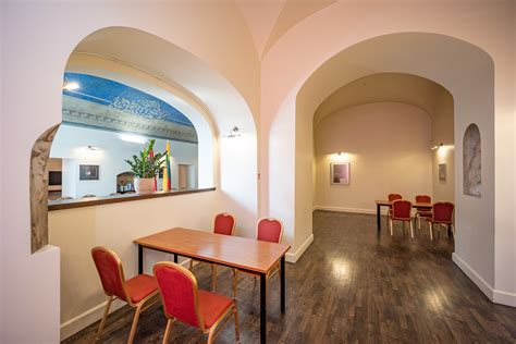 Restorano Vilniaus gatvėje interjeras dienos metu