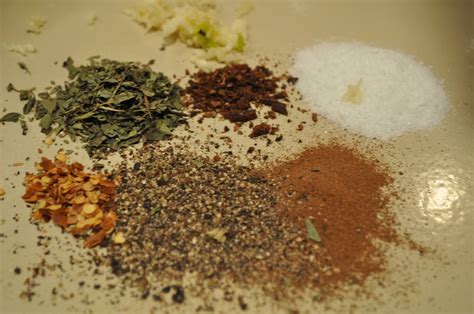 Įvairūs ingredientai mėsos marinatui
