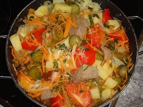 Sveikas kiaulienos kepsnio patiekimo pavyzdys su daržovėmis