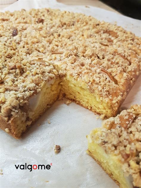 pyragas su obuoliais ir graikiniais riešutais