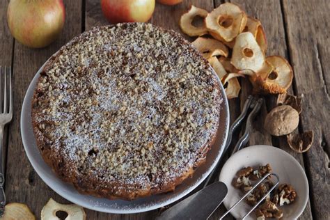 ingredientai obuolių pyragui su riešutais