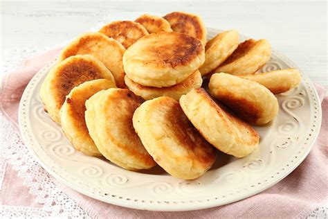 Purūs kepti varškėčiai lėkštėje