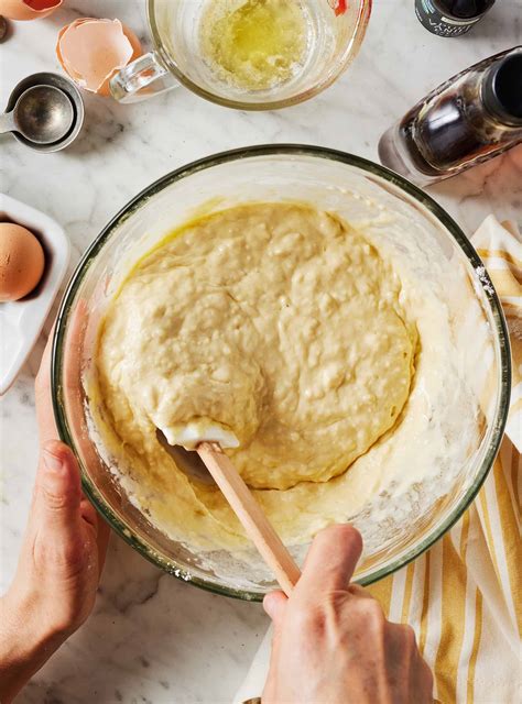 Varškės tešlos maišymas dubenyje