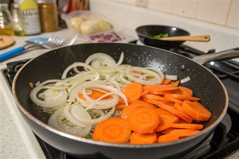 Varšketukai formuojami ir dedami į keptuvę