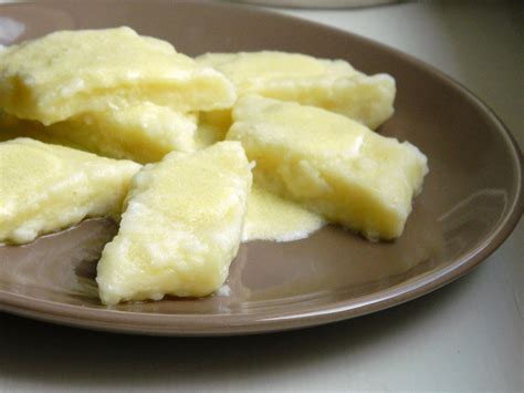 Virti varškėčiai dubenyje su grietine