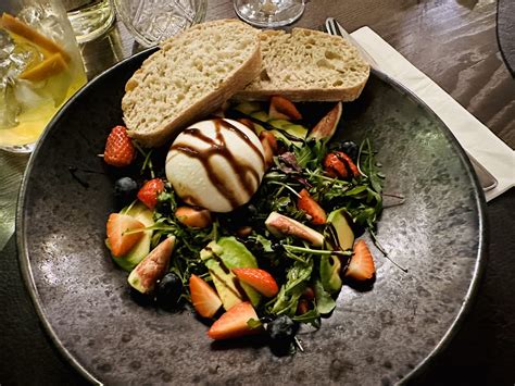 Interjeras ir lauko terasa Radailių dvaro restorane