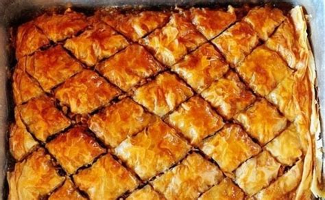 Armėniška baklava lėkštėje