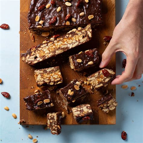 Baklavos sluoksniavimas su riešutų įdaru