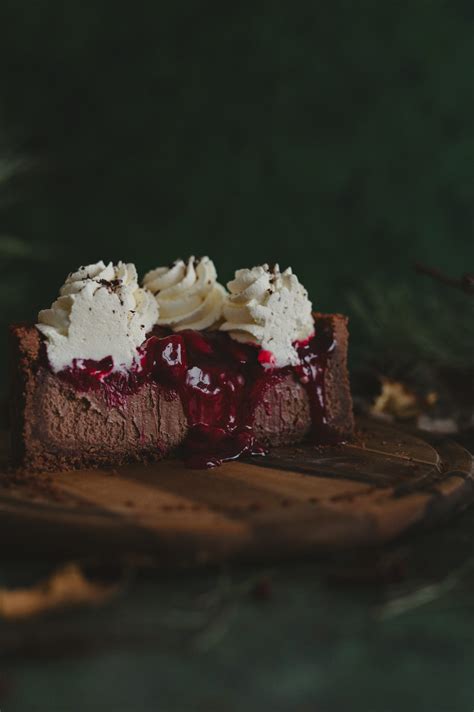 Šokoladinis pyragas su vyšniomis ir ledais